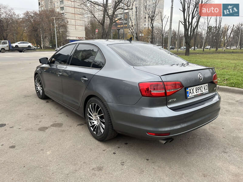 Седан Volkswagen Jetta 2015 в Харкові