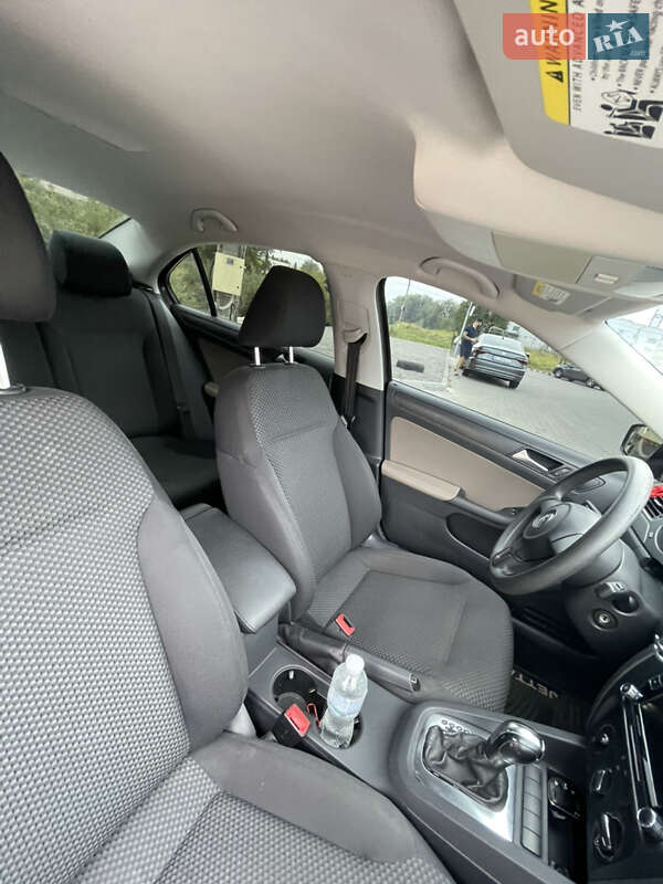 Седан Volkswagen Jetta 2012 в Львове