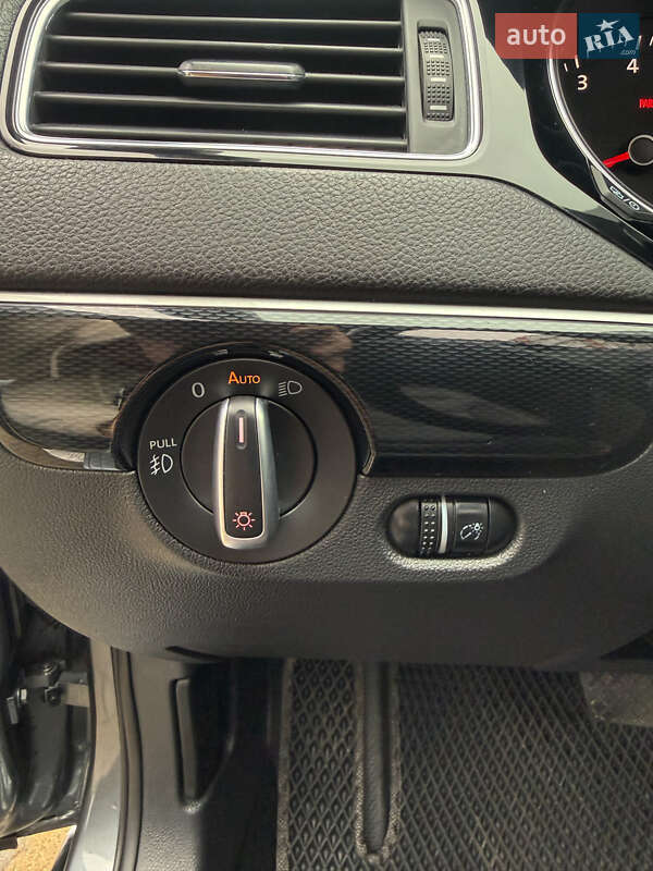 Седан Volkswagen Jetta 2015 в Львове