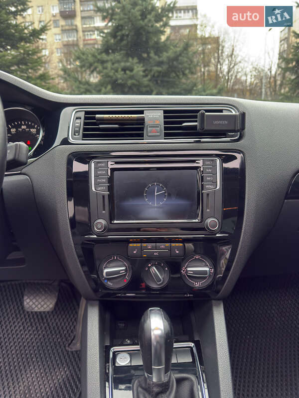 Седан Volkswagen Jetta 2015 в Львове