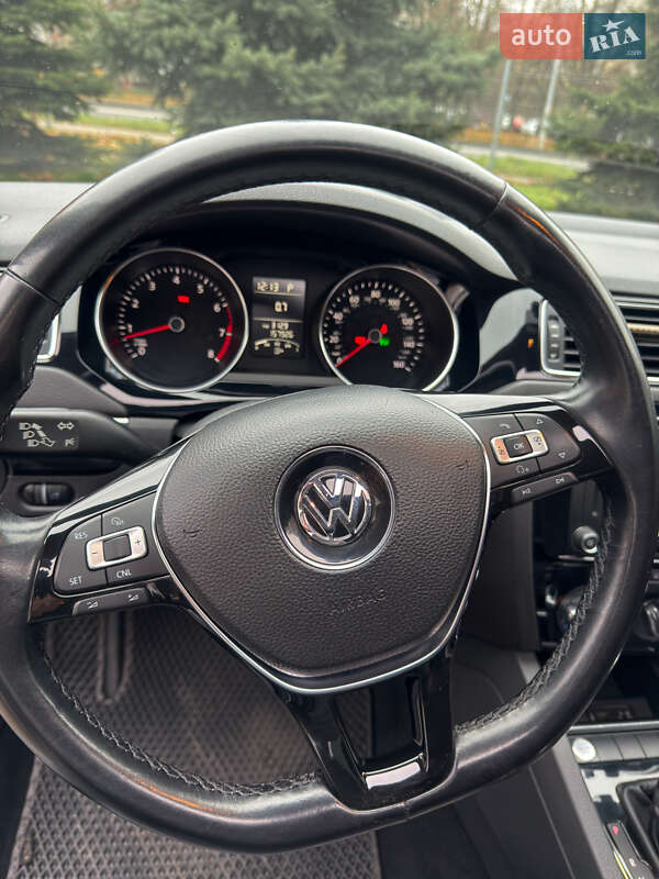 Седан Volkswagen Jetta 2015 в Львове