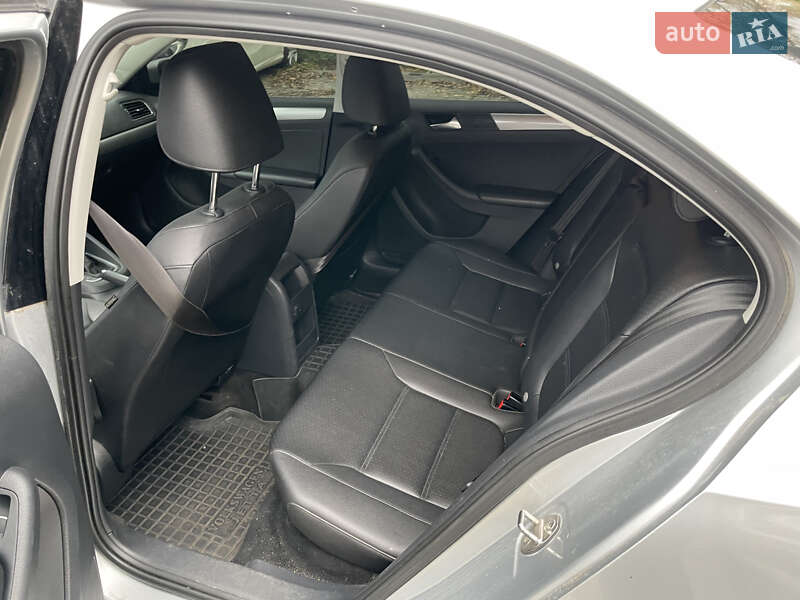 Седан Volkswagen Jetta 2016 в Львові