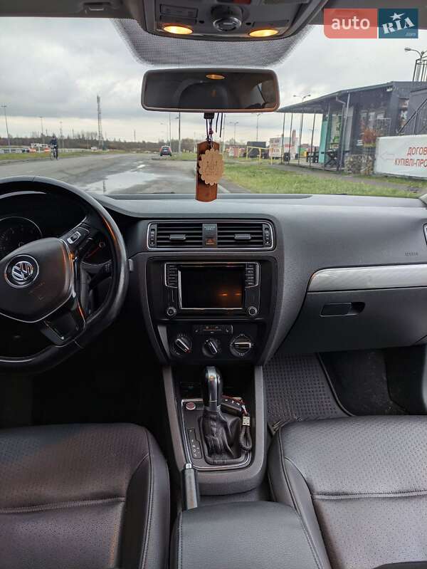 Седан Volkswagen Jetta 2016 в Львове