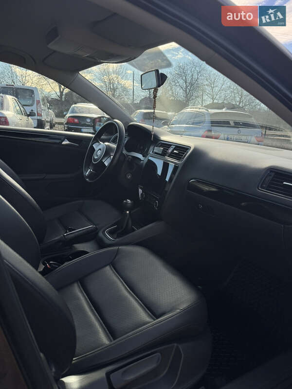 Седан Volkswagen Jetta 2011 в Бучаче