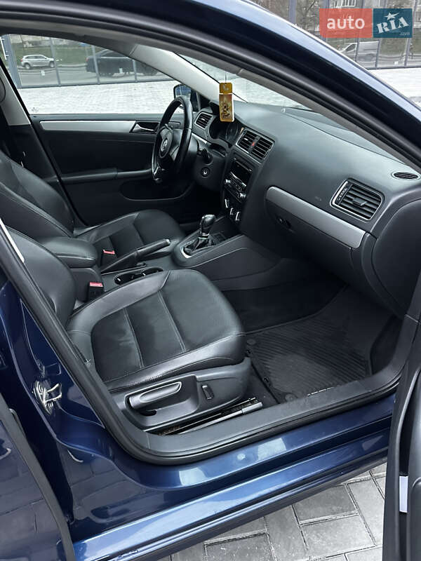 Седан Volkswagen Jetta 2013 в Дніпрі
