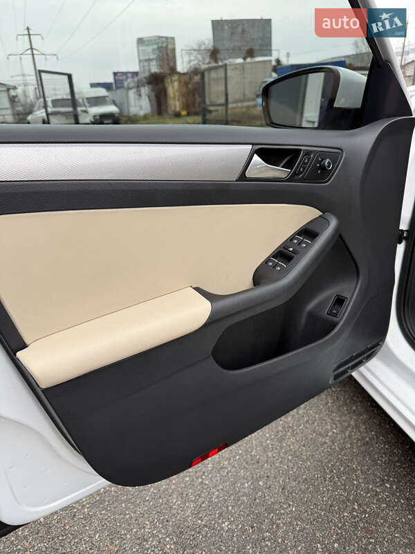 Седан Volkswagen Jetta 2016 в Києві