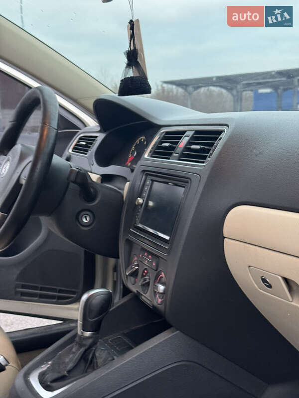 Седан Volkswagen Jetta 2011 в Харькове