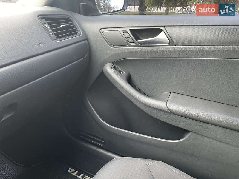 Седан Volkswagen Jetta 2016 в Ромнах фото 23 Седан Volkswagen Jetta 2016 в Ромнах