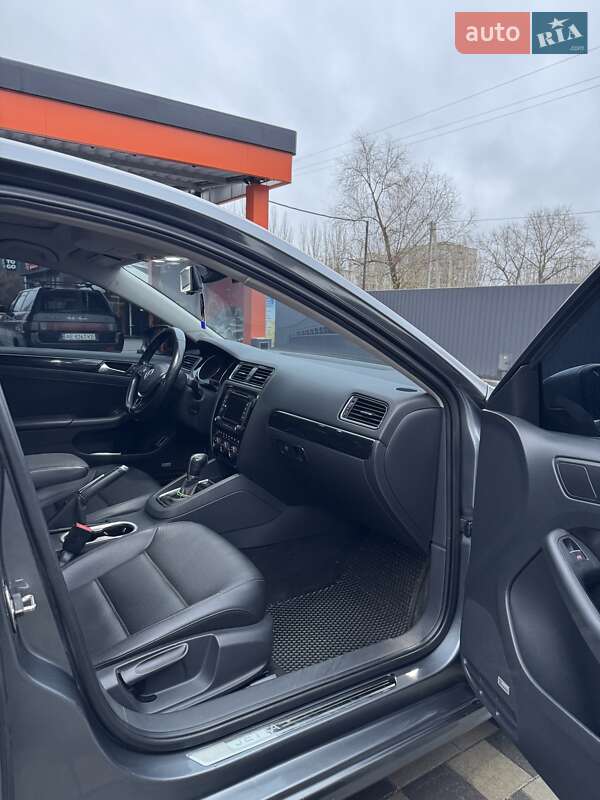 Седан Volkswagen Jetta 2015 в Павлограде