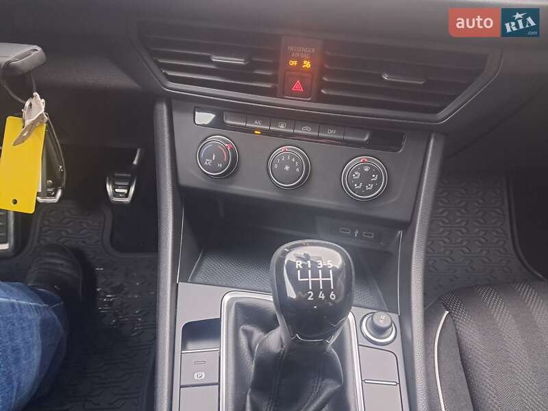 Седан Volkswagen Jetta 2023 в Львове