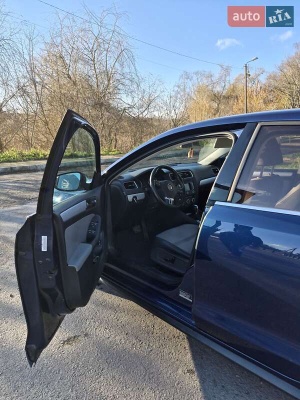 Седан Volkswagen Jetta 2012 в Дубні