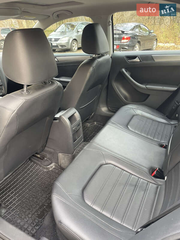 Седан Volkswagen Jetta 2012 в Києві