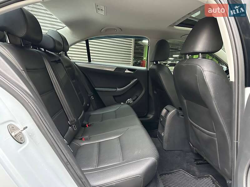 Седан Volkswagen Jetta 2016 в Києві