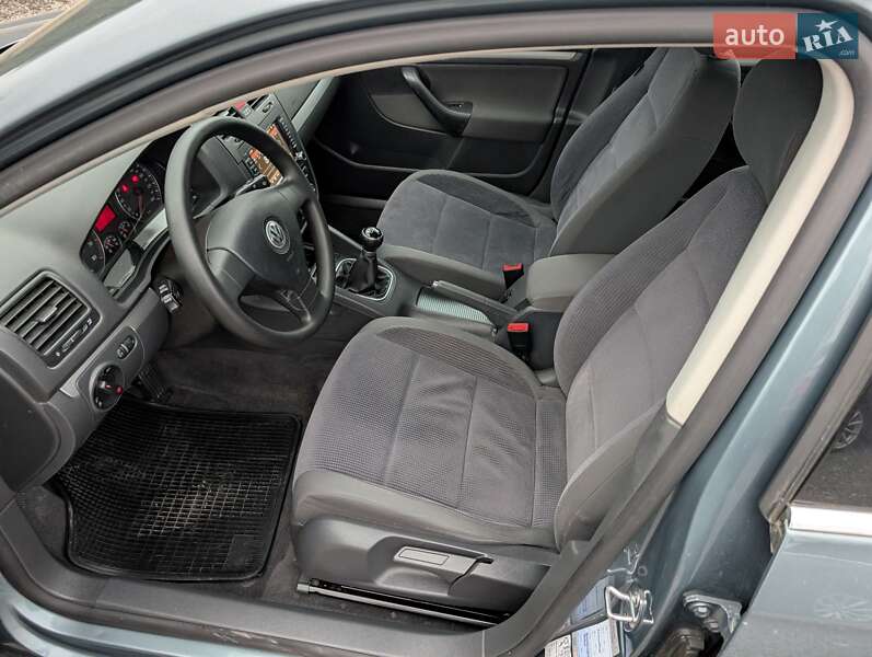 Седан Volkswagen Jetta 2006 в Ровно