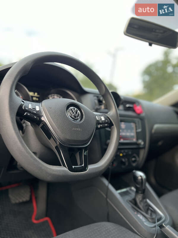 Седан Volkswagen Jetta 2016 в Нетешине