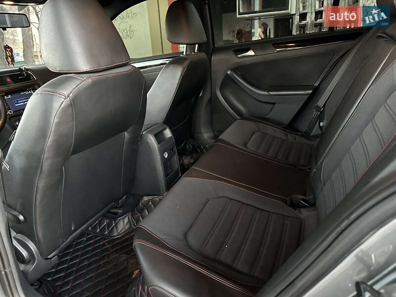 Седан Volkswagen Jetta 2011 в Днепре