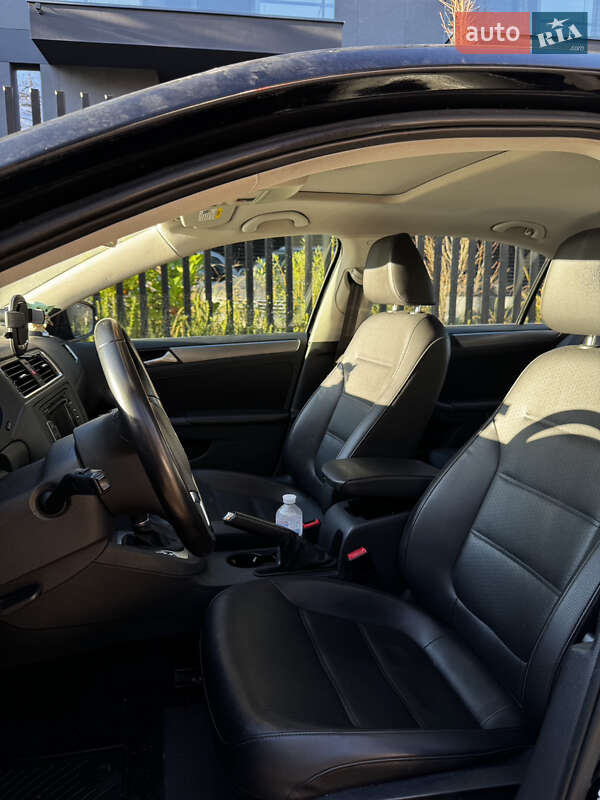 Седан Volkswagen Jetta 2014 в Львове