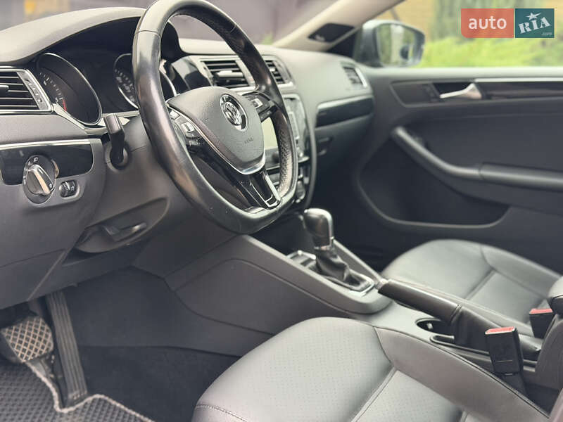 Седан Volkswagen Jetta 2015 в Дніпрі