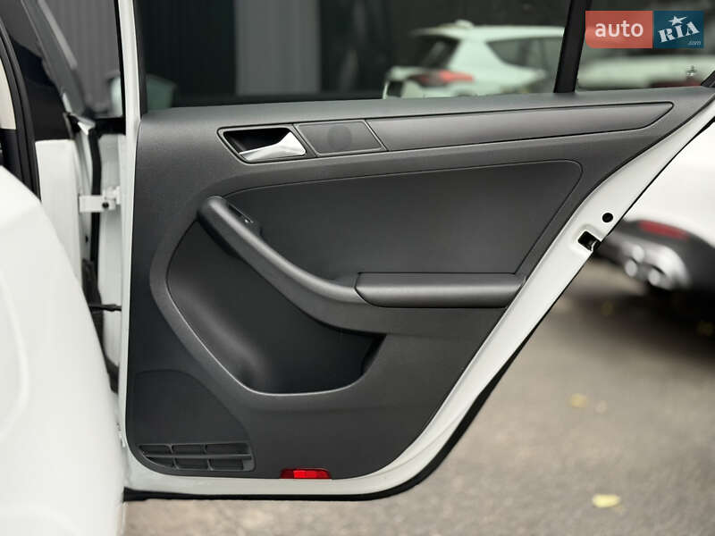 Седан Volkswagen Jetta 2015 в Киеве фото 18 Седан Volkswagen Jetta 2015 в Киеве