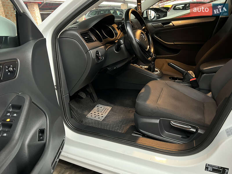 Седан Volkswagen Jetta 2016 в Львові