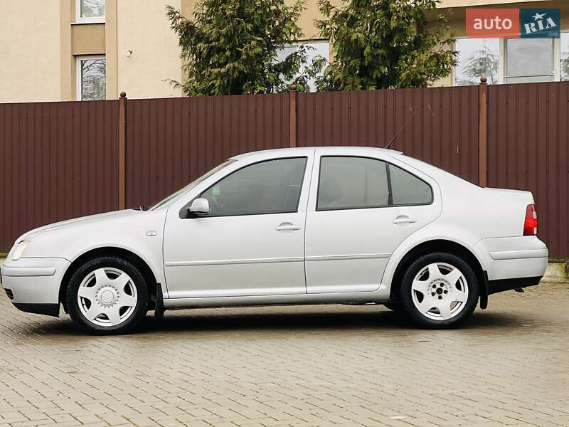 Седан Volkswagen Jetta 2004 в Чернівцях