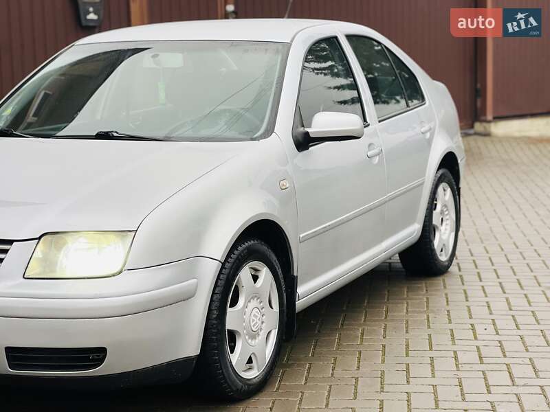 Седан Volkswagen Jetta 2004 в Чернівцях