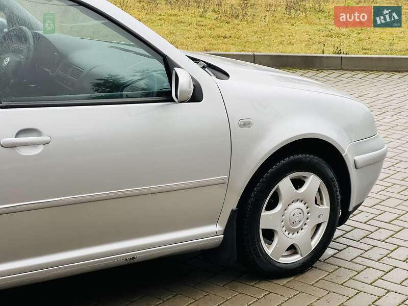 Седан Volkswagen Jetta 2004 в Чернівцях