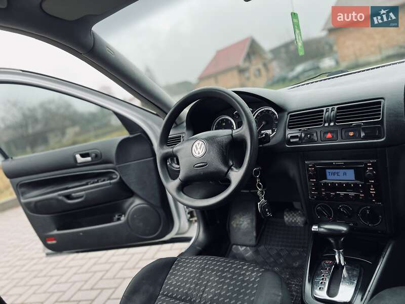 Седан Volkswagen Jetta 2004 в Чернівцях