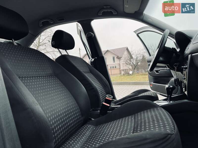 Седан Volkswagen Jetta 2004 в Чернівцях