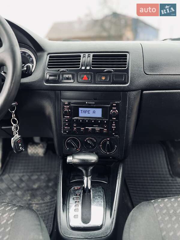 Седан Volkswagen Jetta 2004 в Чернівцях