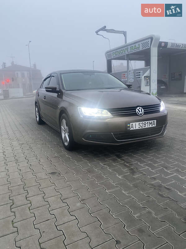 Седан Volkswagen Jetta 2013 в Тячеве