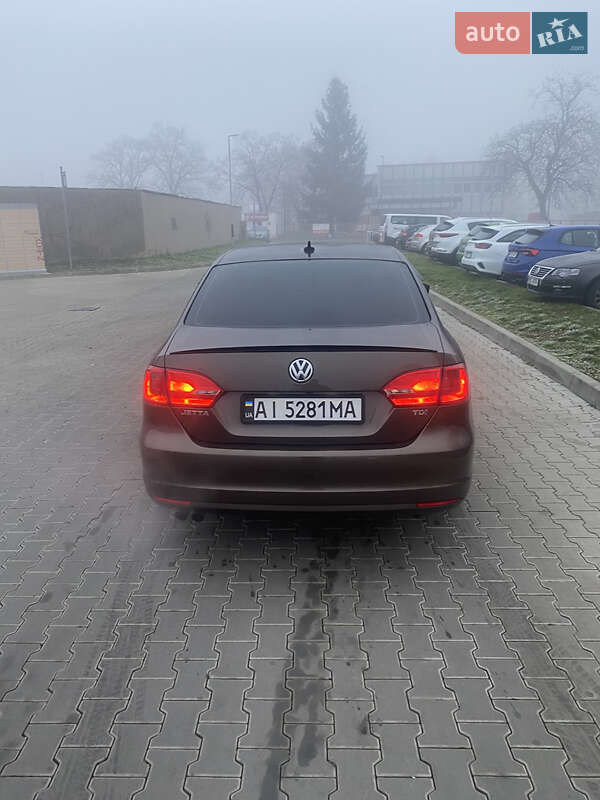 Седан Volkswagen Jetta 2013 в Тячеве