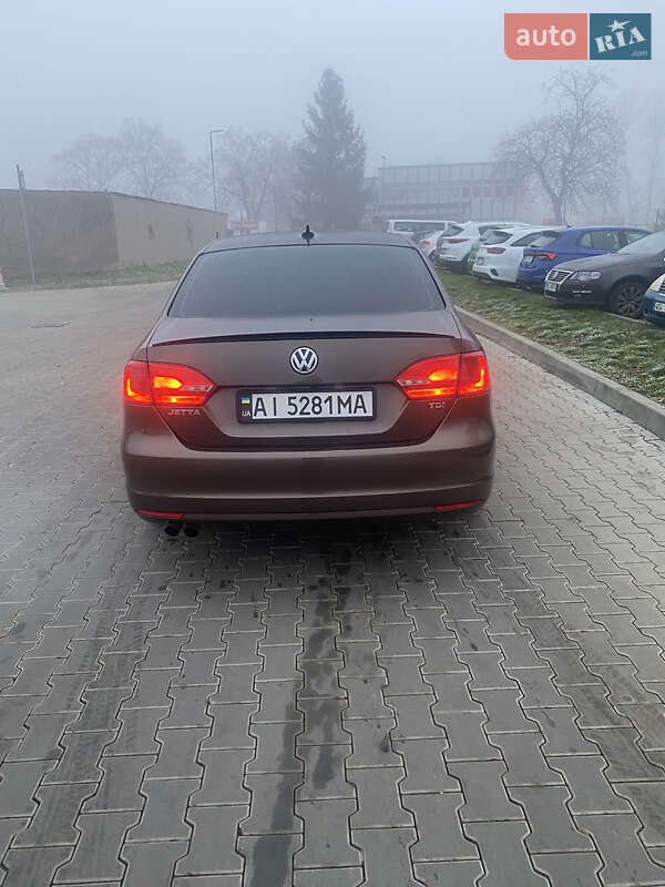 Седан Volkswagen Jetta 2013 в Тячеве