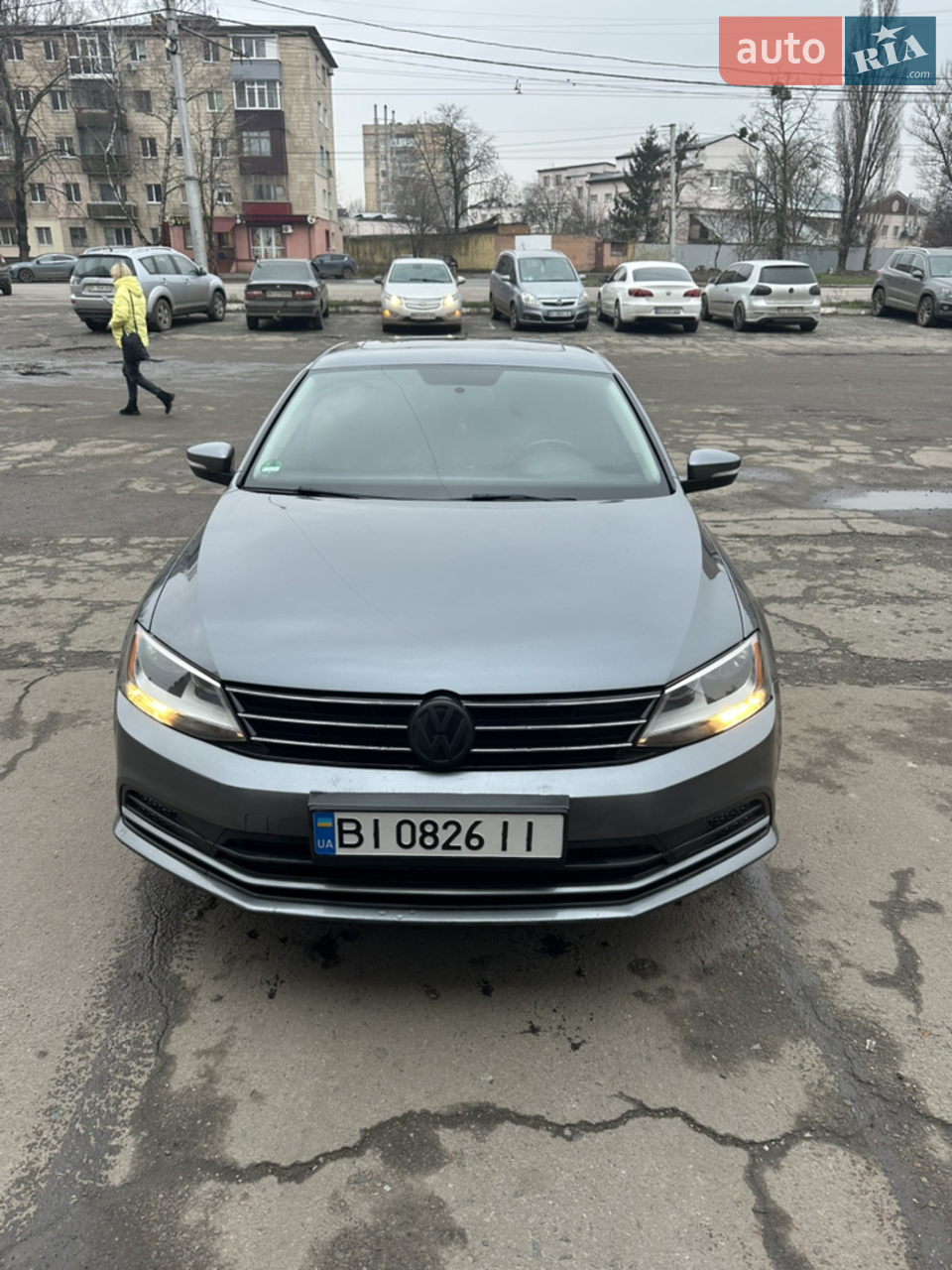 Volkswagen Jetta 2015 | Бензин
Продам Volkswagen Jetta 2015 року, бензиновий двигун. Надійний та економний автомобіль, у хорошому технічному та візуальному стані.
🔹 Рік випуску: 2015
🔹 Паливо: бензин
🔹 Кузов: седан
🔹 Привід: передній
🔹 Стан: вкладень не потребує
Технічний стан:
Двигун працює рівно, без сторонніх шумів, масло не бере. Коробка передач перемикається плавно. Ходова частина без зауважень, авто повністю обслужене.
Салон і кузов:
Салон чистий та доглянутий, не прокурений. Кузов без корозії та серйозних пошкоджень, виглядає охайно.
Комплектація:
• Кондиціонер
• Електросклопідйомники
• Електродзеркала
• Мультимедіа (USB / AUX / Bluetooth – за наявності)
• ABS, ESP
• Подушки безпеки
• Центральний замок
Економна витрата пального, комфортна у керуванні. Документи в порядку, можливе повне переоформлення.