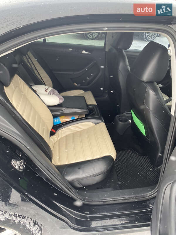 Седан Volkswagen Jetta 2012 в Києві