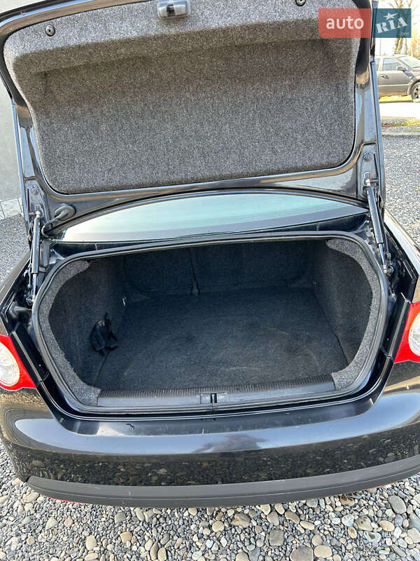 Седан Volkswagen Jetta 2006 в Ужгороді