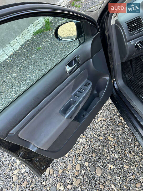 Седан Volkswagen Jetta 2006 в Ужгороді