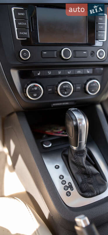 Седан Volkswagen Jetta 2013 в Вишневом