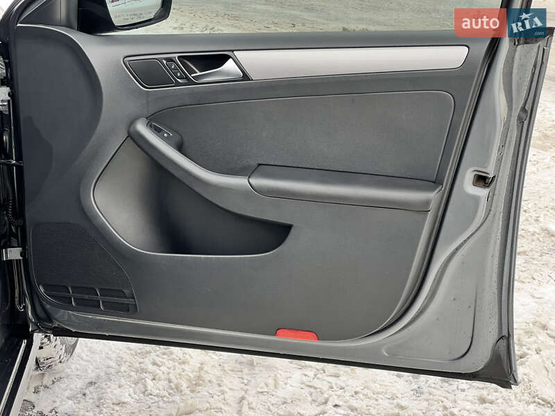 Седан Volkswagen Jetta 2015 в Києві фото 45 Седан Volkswagen Jetta 2015 в Києві