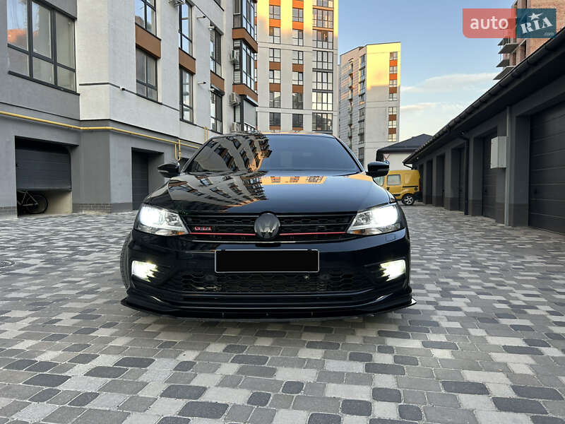 Седан Volkswagen Jetta 2015 в Ивано-Франковске