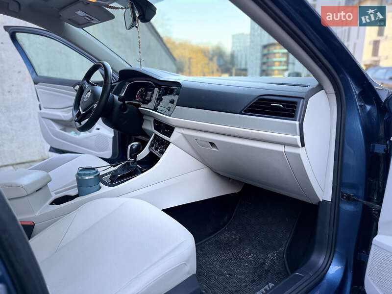 Седан Volkswagen Jetta 2019 в Львове