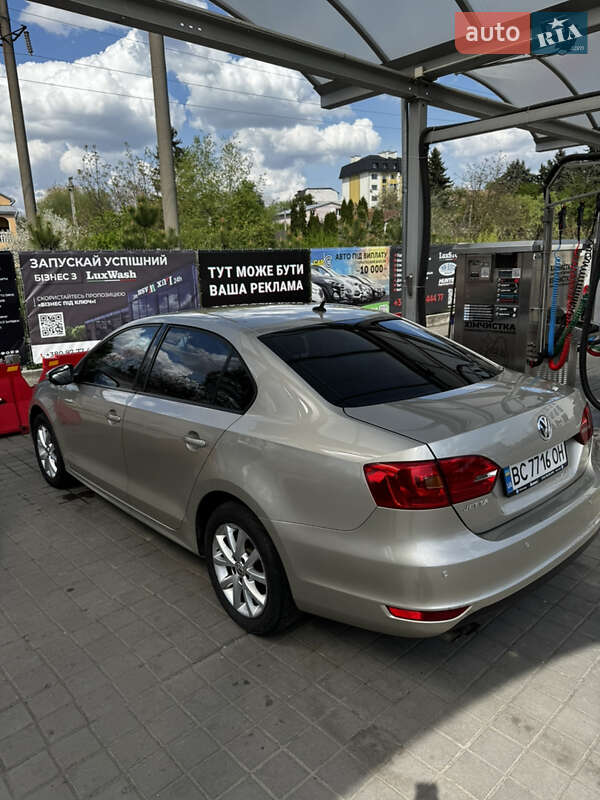 Седан Volkswagen Jetta 2012 в Львові