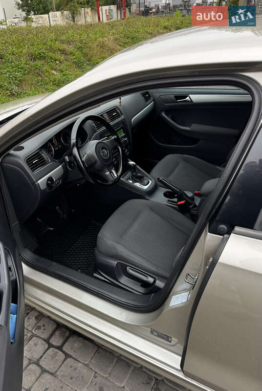 Седан Volkswagen Jetta 2012 в Львові