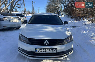 Седан Volkswagen Jetta 2015 в Львове