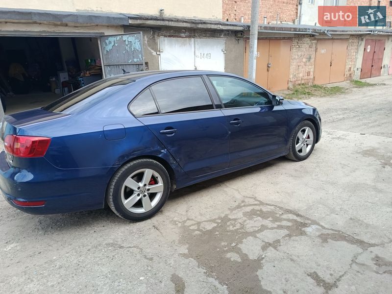 Седан Volkswagen Jetta 2011 в Черновцах