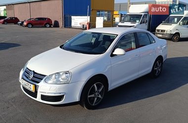 Седан Volkswagen Jetta 2010 в Коростышеве