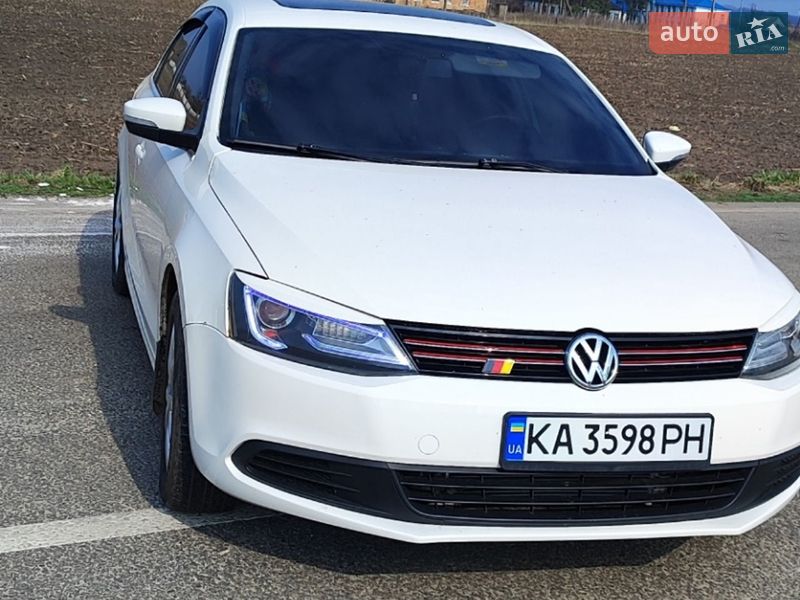 Седан Volkswagen Jetta 2012 в Ромнах