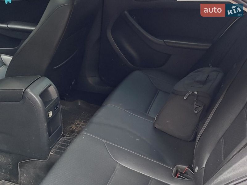 Седан Volkswagen Jetta 2012 в Ромнах