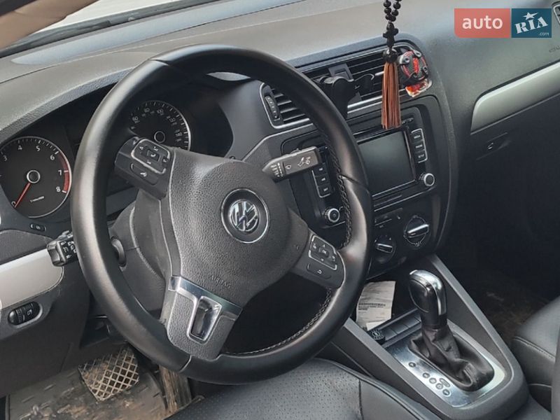 Седан Volkswagen Jetta 2012 в Ромнах