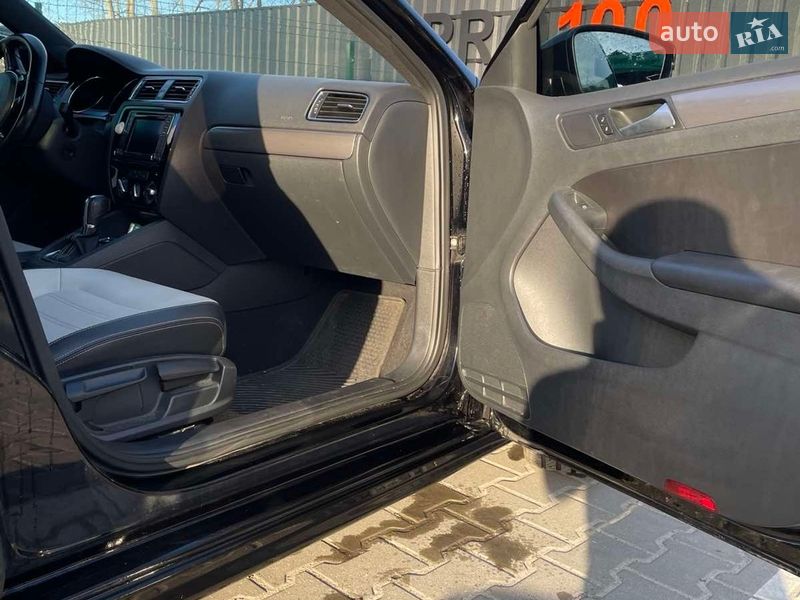 Седан Volkswagen Jetta 2016 в Вишневом фото 10 Седан Volkswagen Jetta 2016 в Вишневом